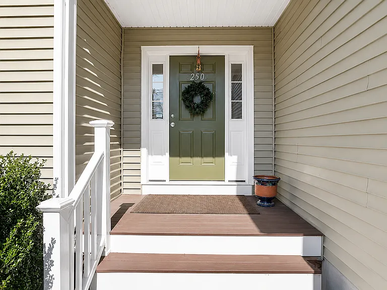 250 Willow St — Photo 2