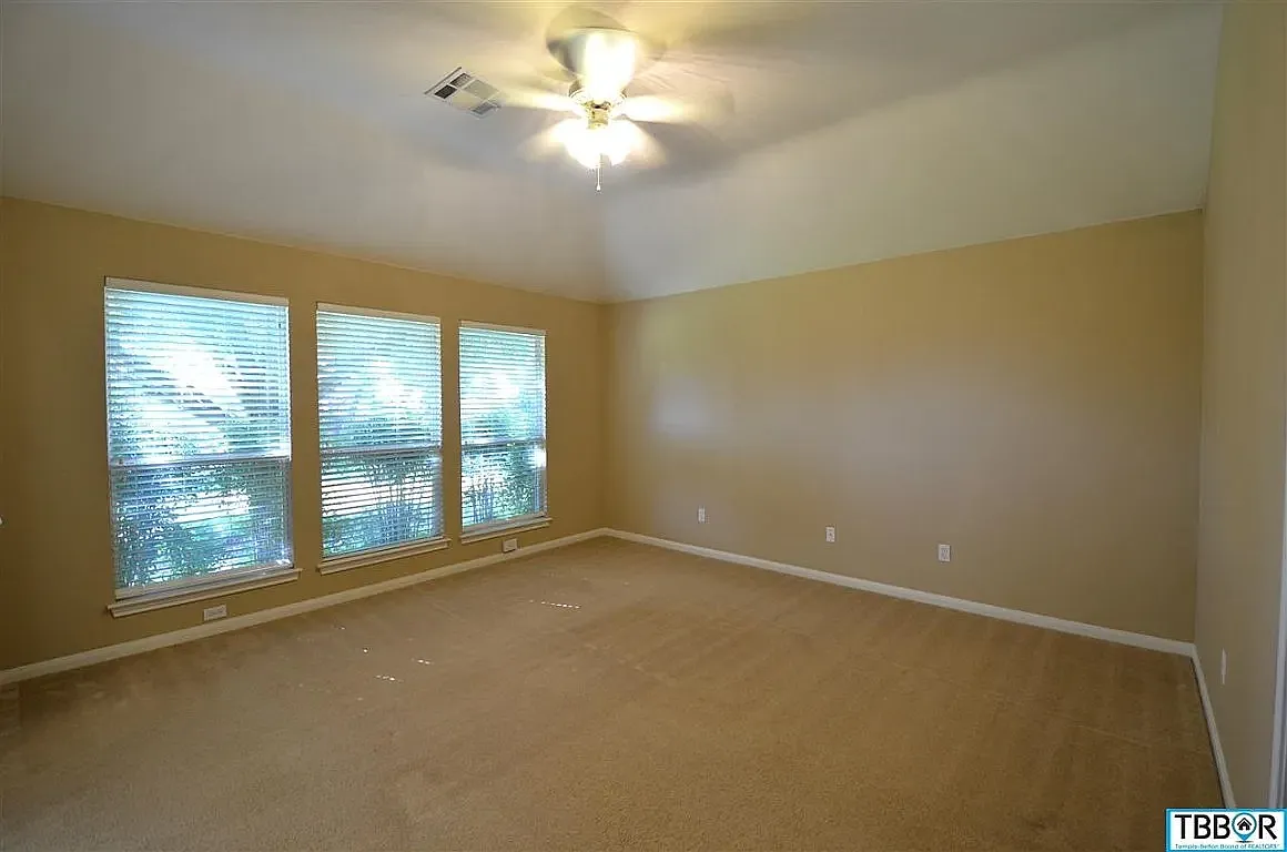 4 bed, 1981 sqft, $2,115 — Photo 4