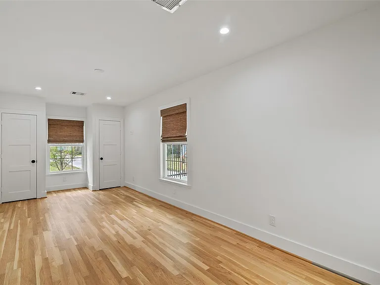 312 W 31st St — Photo 30