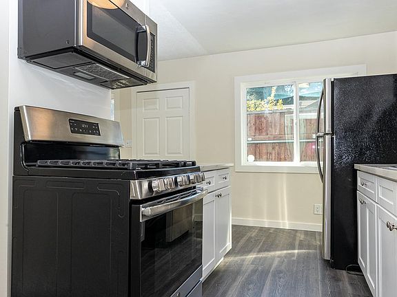 3rd image of 2652 Queen St #3/4
