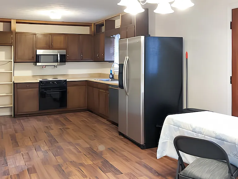 Spacious kitchen, new dishwasher, microwave and fridge