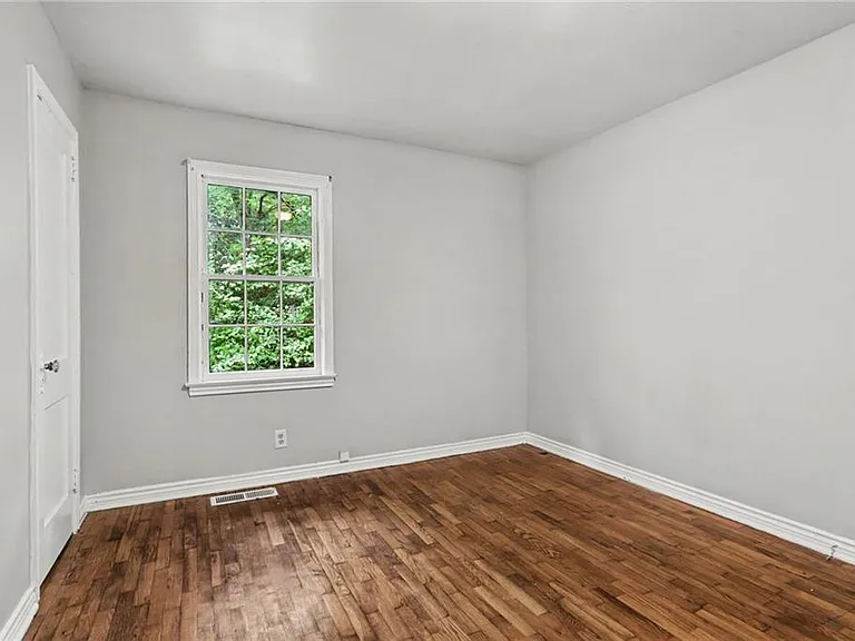 3743 Poplar Dr — Photo 9
