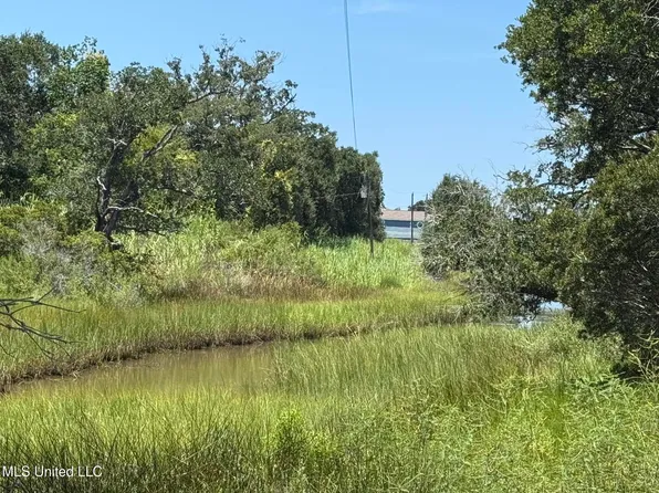 Belle Fontaine Dr, Ocean Springs, MS 39564