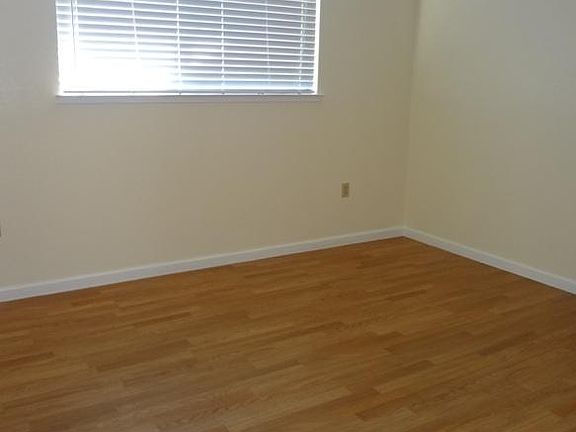 3rd image of 1385 W Malone St