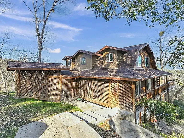 18540 Hershey Rd W photo 1