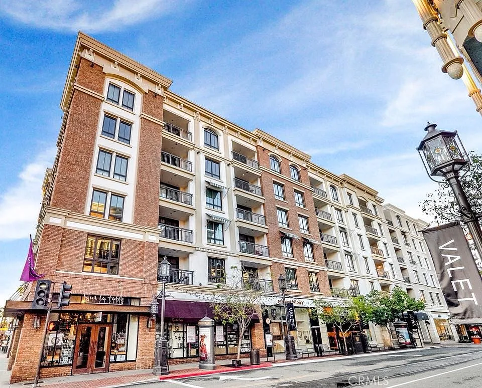 2 bed, 2.5 bath, 1326 sqft, $5,600 — Photo 1