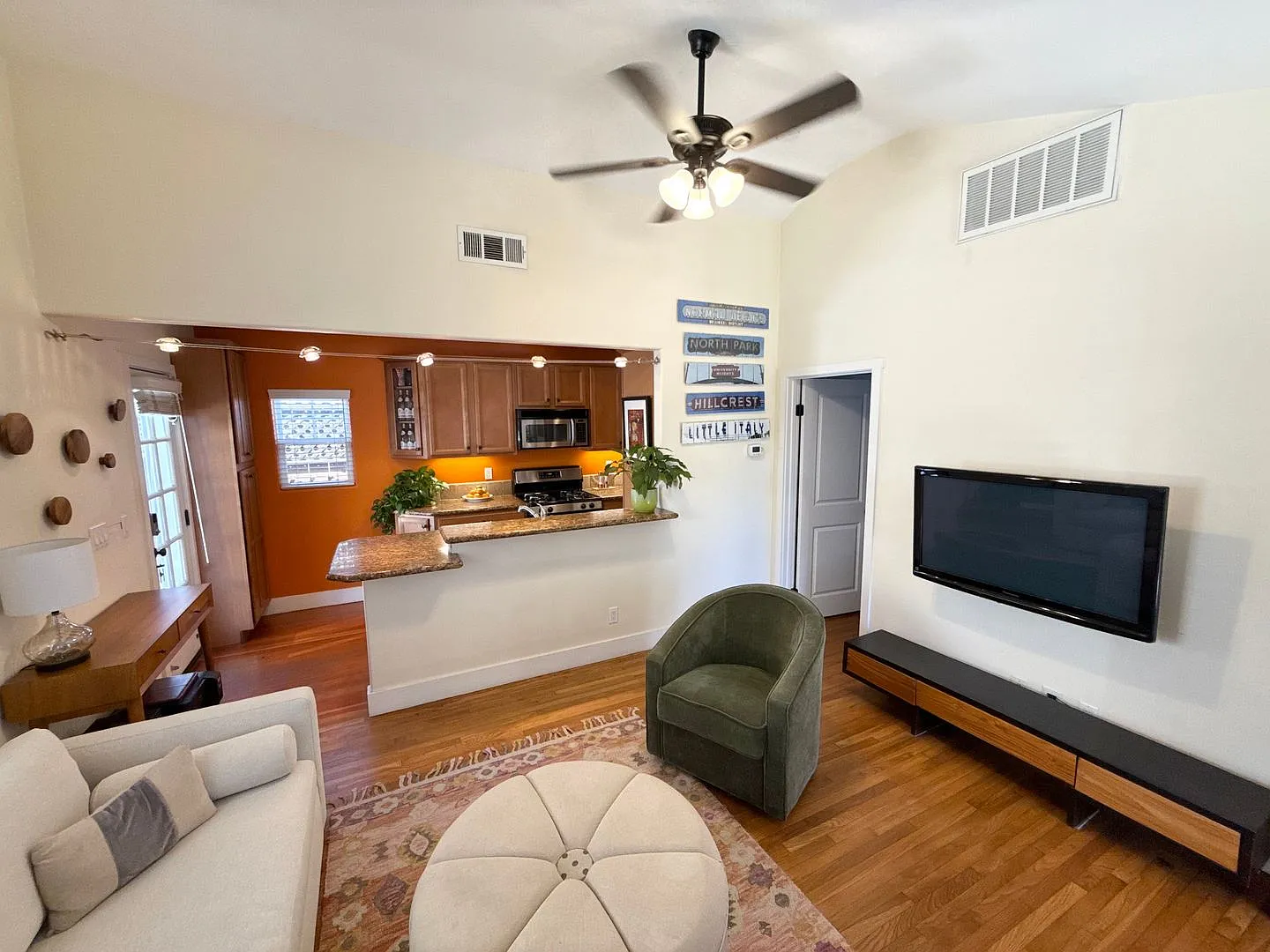 Charming Stand-Alone Cottage In University Heights (Not Furnished) — Photo 4