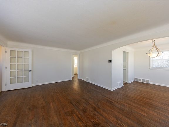 4th image of 1560 Holmden Rd