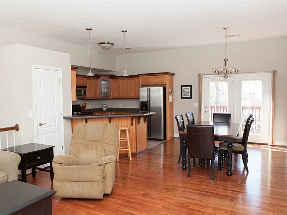 3rd image of 125 Elaine Dr