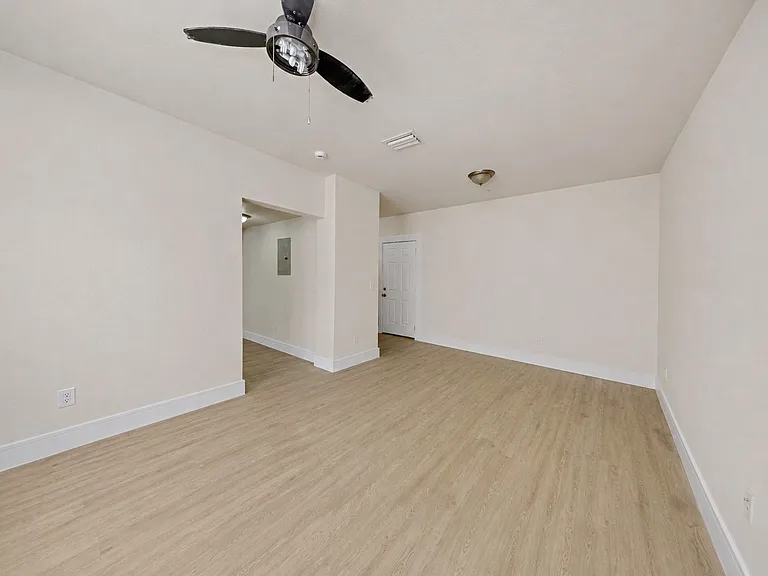 409 8th St N #1 — Photo 5