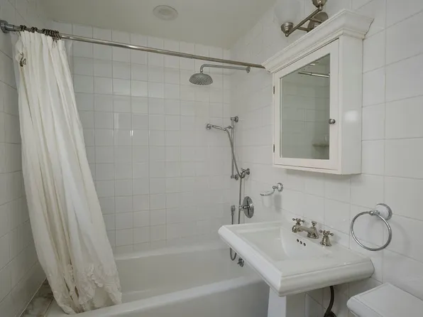 16 Colonial Gardens image 30 of 40