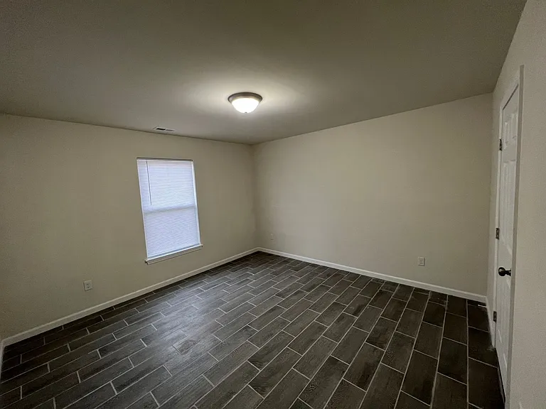 3 Bedroom 2 Bath 2 car garage Home on 5 acres — Photo 4