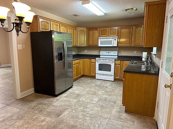 3rd image of 5470 Stratford Ln