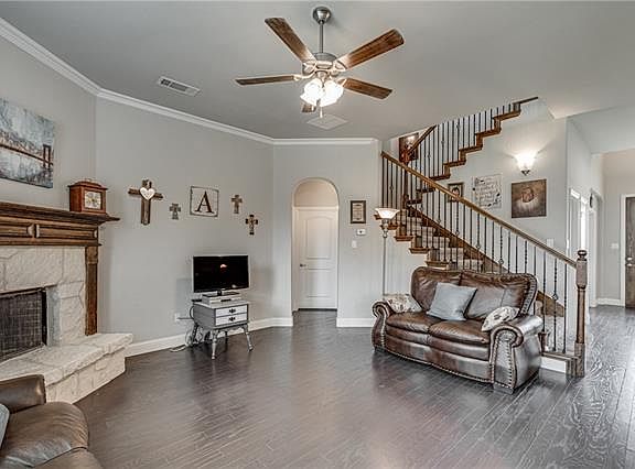 3rd image of 221 Heatherstone Dr