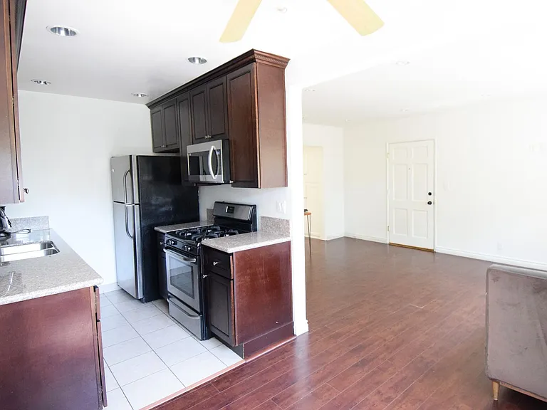 10385 W Olympic Blvd — Photo 16