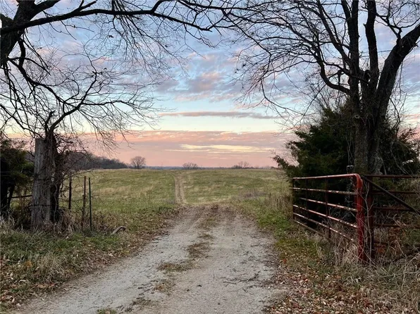 Ee Hwy, Richmond, MO 64085