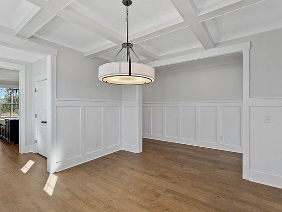 3rd image of 2019 Riverbend Dr