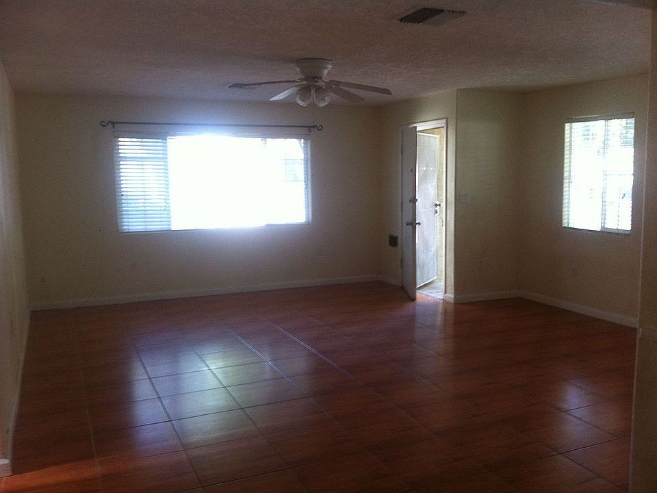 Living Room/Entryway