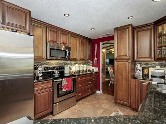 2nd image of 543 Lakeview Dr