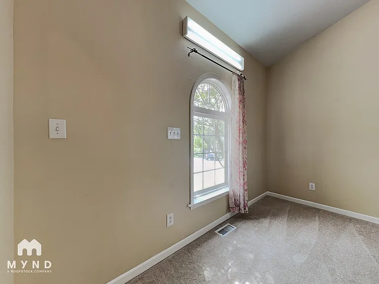 1085 Vauxhall Dr — Photo 2