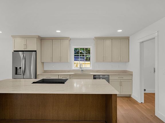 5th image of 2405 E Queens Way