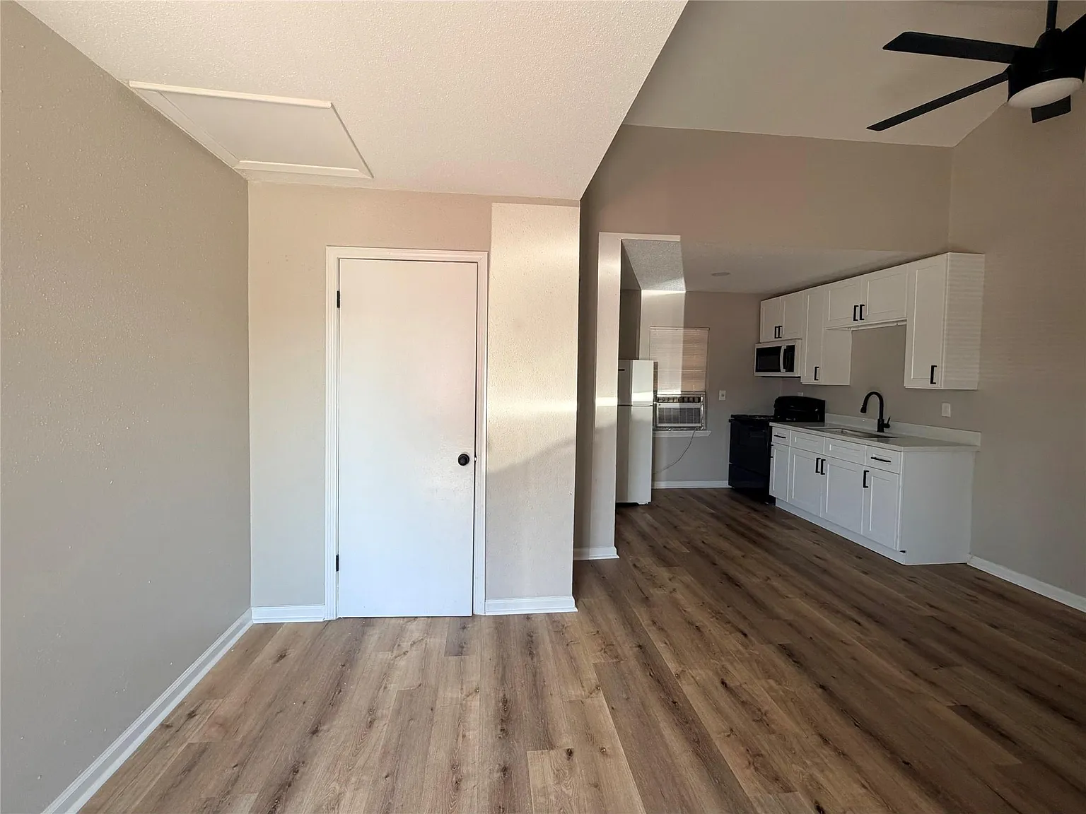 Studio, 1.5 bath, 312 sqft, $775 — Photo 3