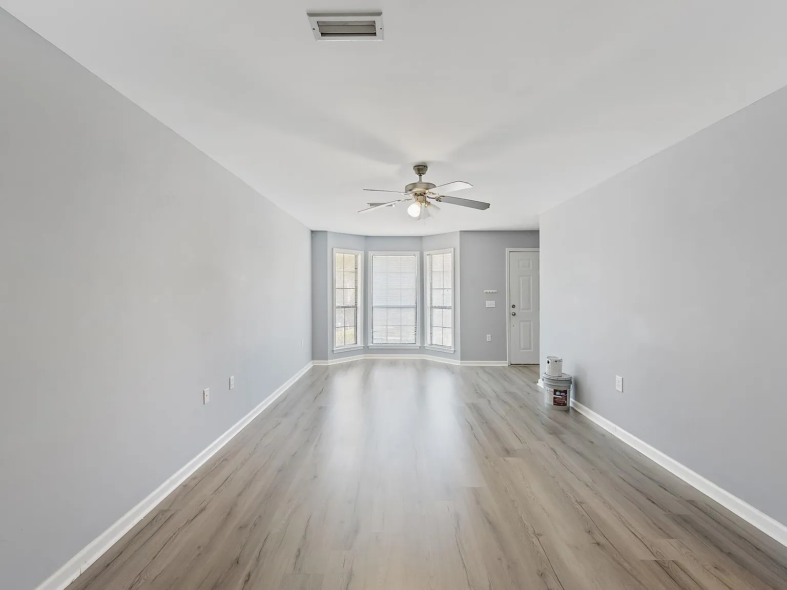 205 Lakeview Dr — Photo 3