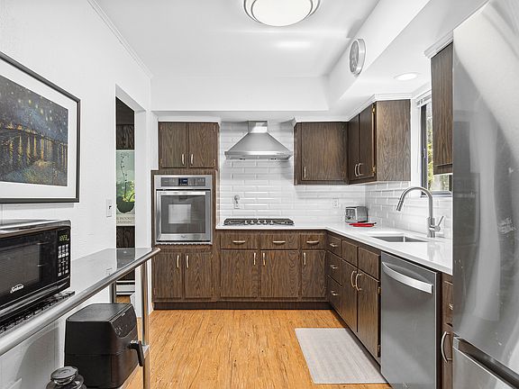 5th image of 13 Glenmore Dr E