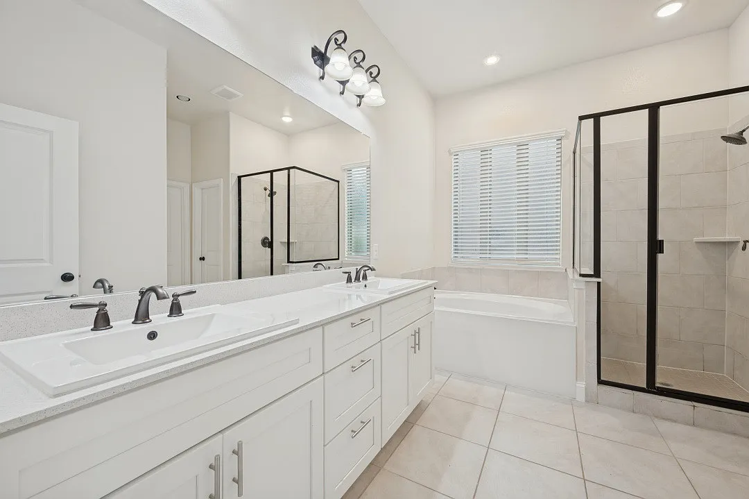 4 bed, 2.5 bath, 2206 sqft, $2,495 — Photo 3