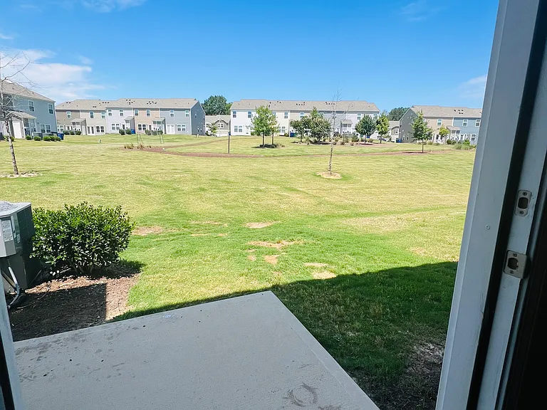 916 Field Ivy Dr — Photo 5