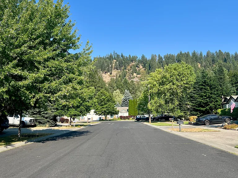 2093 E Greenleaf Ln — Photo 3