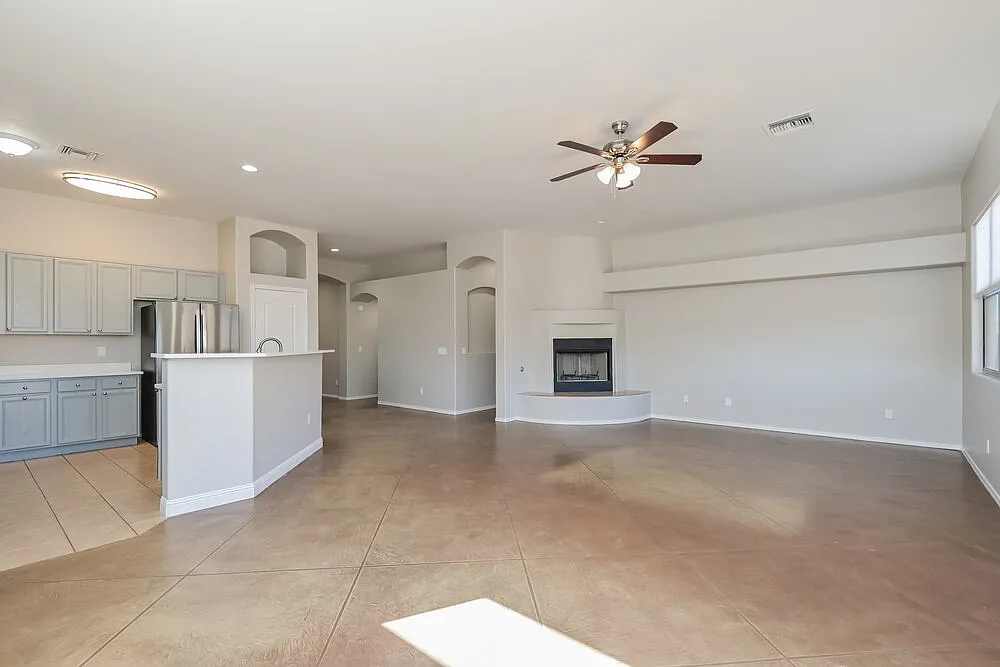 4 bed, 2.0 bath, 1917 sqft, $2,275 — Photo 4