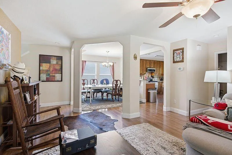 4 bed, 3.0 bath, 2088 sqft, $2,300 — Photo 4