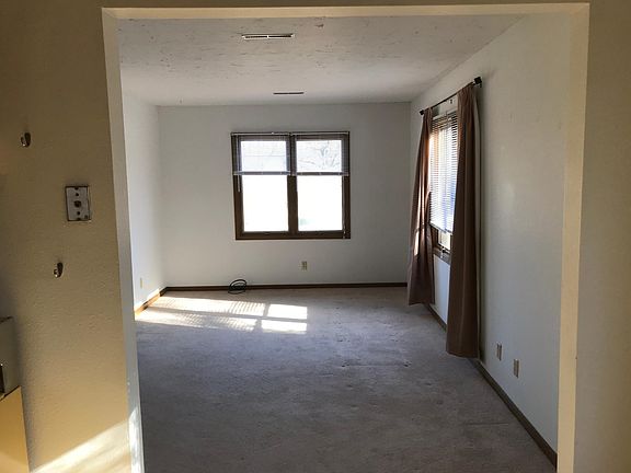 4th image of 1605 Meadowlane Ave