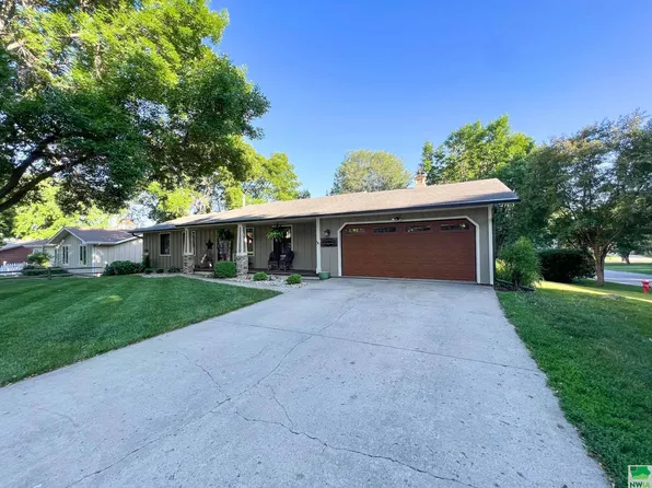 601 Amsterdam Dr SE, Orange City, IA 51041