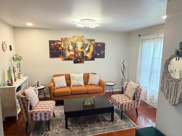 581 S Mount Vernon Cir, Bensalem, PA 19020