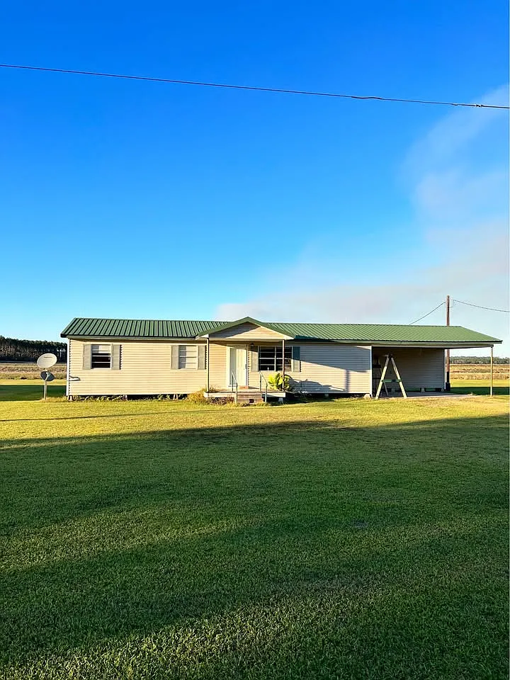 3 bed, 2400 sqft, $1,225 — Photo 1