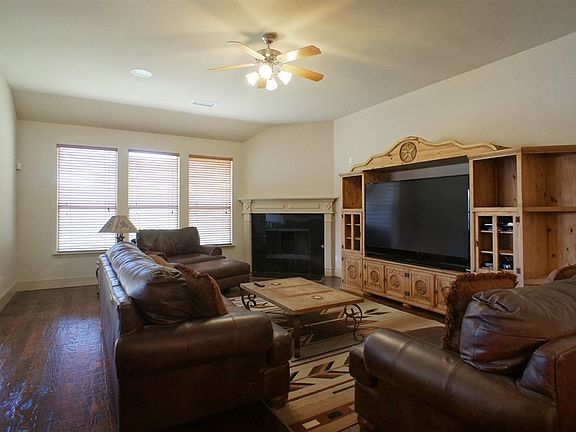 4th image of 1110 Reata Dr