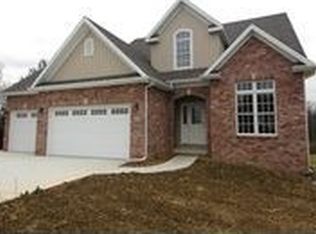 3 Wolf Creek Ct, El Paso, IL 61738