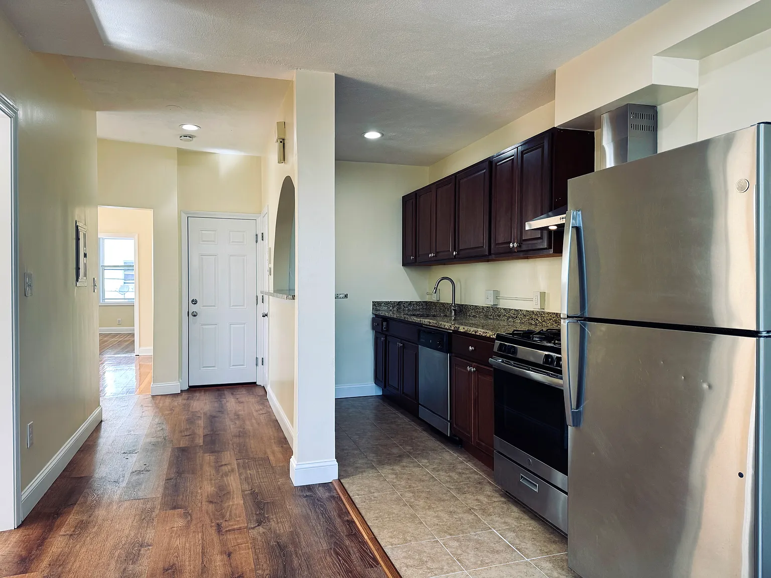 3 bed, 1150 sqft, $3,000 — Photo 3