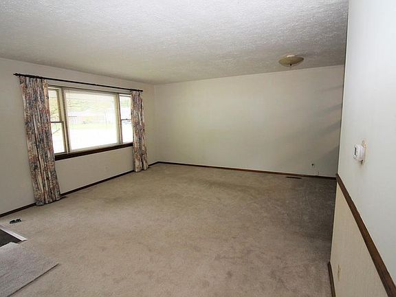 3rd image of 26 E Tilden Dr