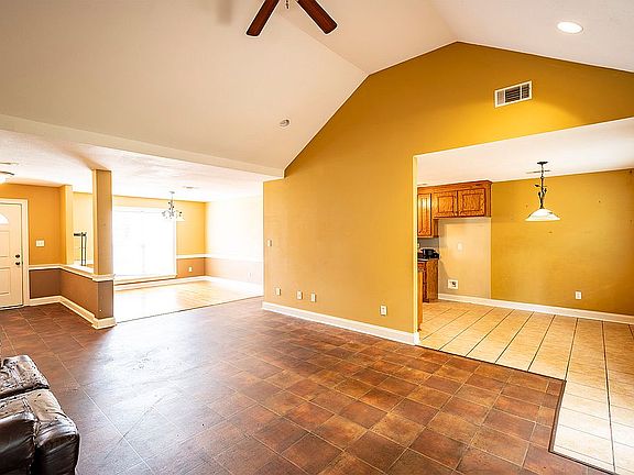5th image of 144 Birchwood Dr