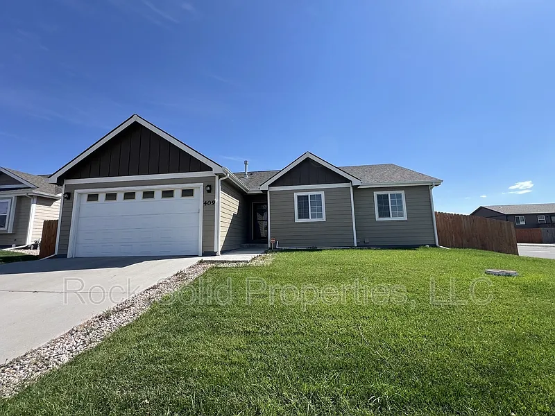 5 bed, 3.0 bath, 2492 sqft, $2,695 — Photo 2