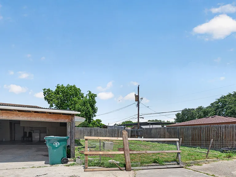 4022 Capri Dr — Photo 3