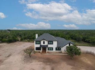 914 County Road 7718, Devine, TX 78016