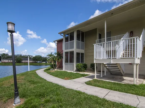 221 Lake Brook Cir, Brandon, FL