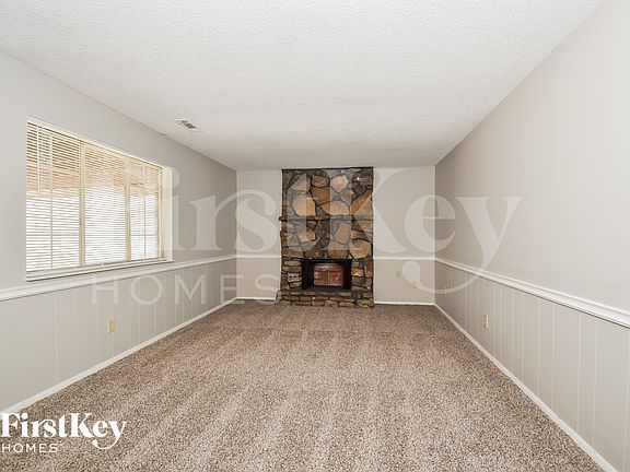 3rd image of 2818 Ravenwood Dr