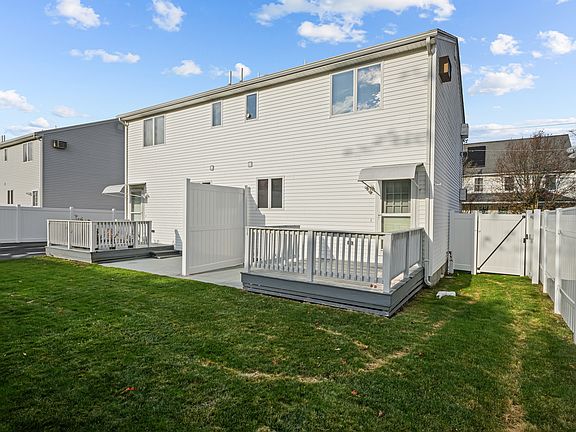 4th image of 44 Nellie St #44