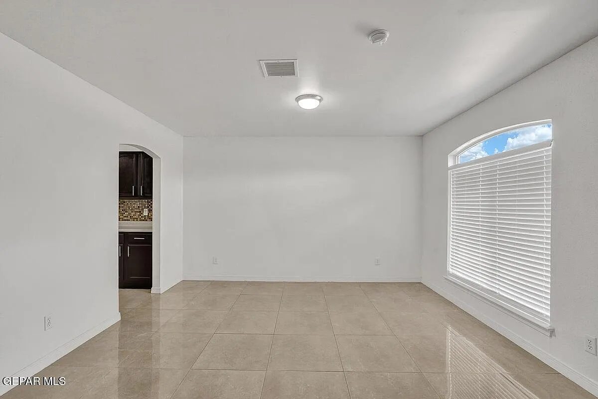 4 bed, 2.5 bath, 2194 sqft, $1,800 — Photo 2