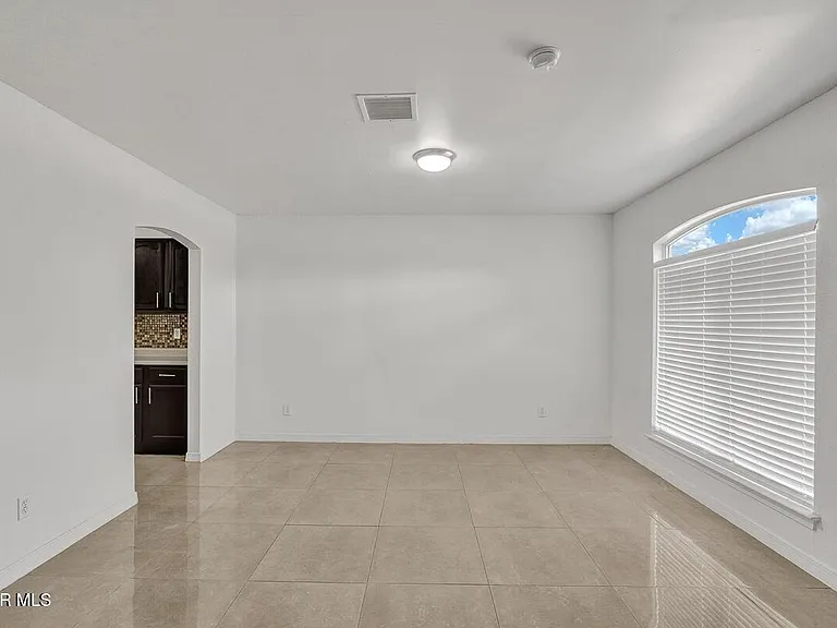 313 Peter Noyes Dr — Photo 2